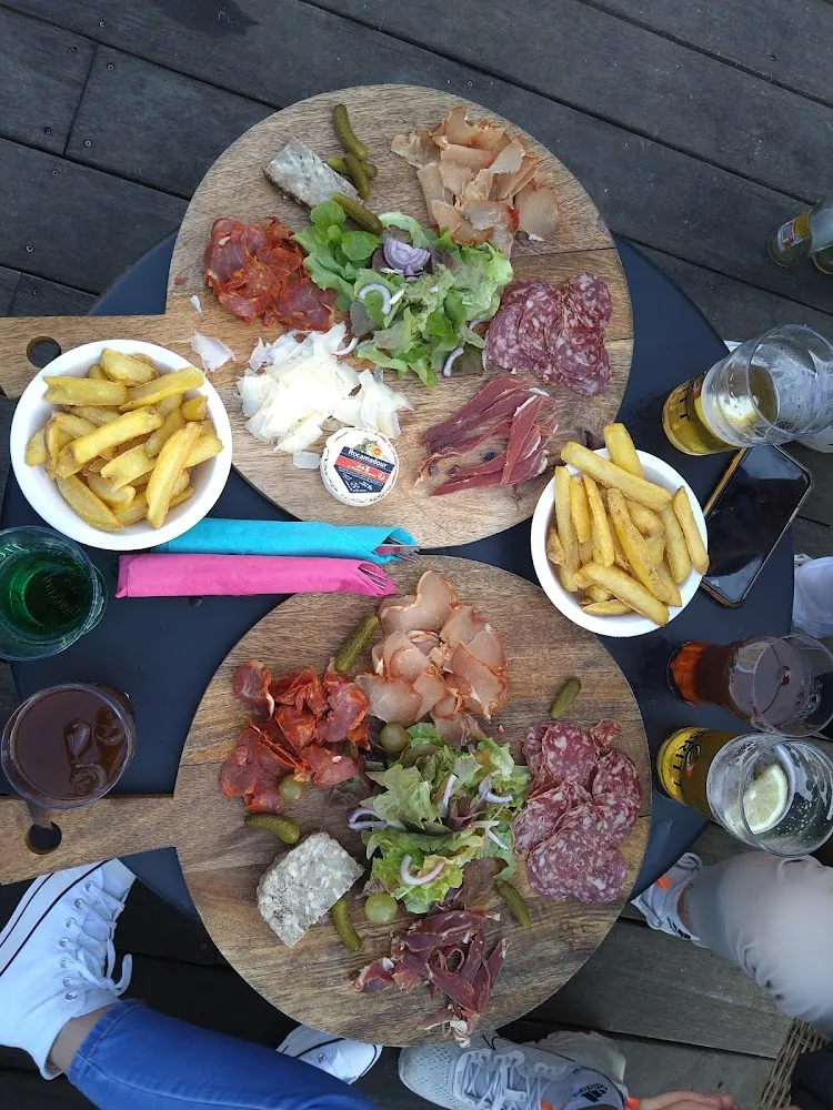 2 Planches de Charcuterie Dont Une Avec Fromage Avec 2 Portions de Frites Maison